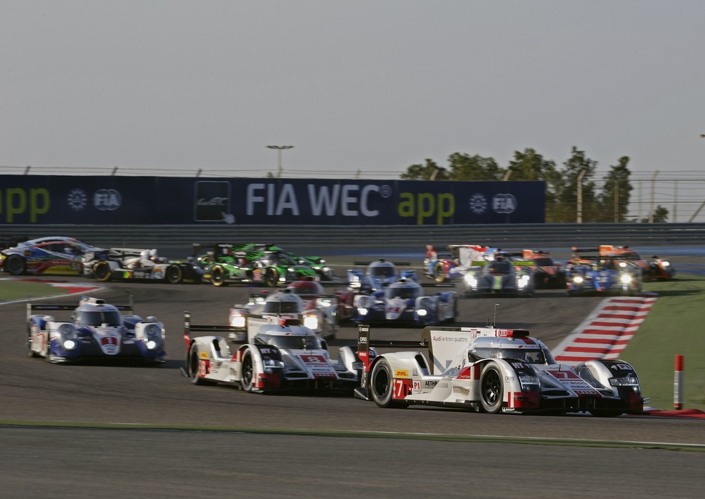Audi R18 e-tron quattro #7 (Audi Sport Team Joest), Marcel Fässler, André Lotterer, Benoît Tréluyer, foran Audi R18 e-tron quattro #8 (Audi Sport Team Joest), Lucas di Grassi, Loïc Duval, Oliver Jarvis
(Foto: Audi Communications Motorsport)